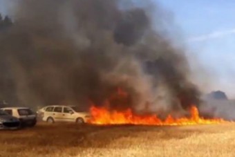 64 autó égett meg egy grillpartin