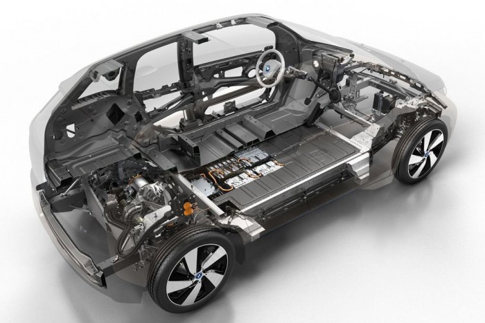 Alumínium és szénszálas műanyag csökkenti a súlyt, a négyméteres villanyautó így csak 1,2 tonnás