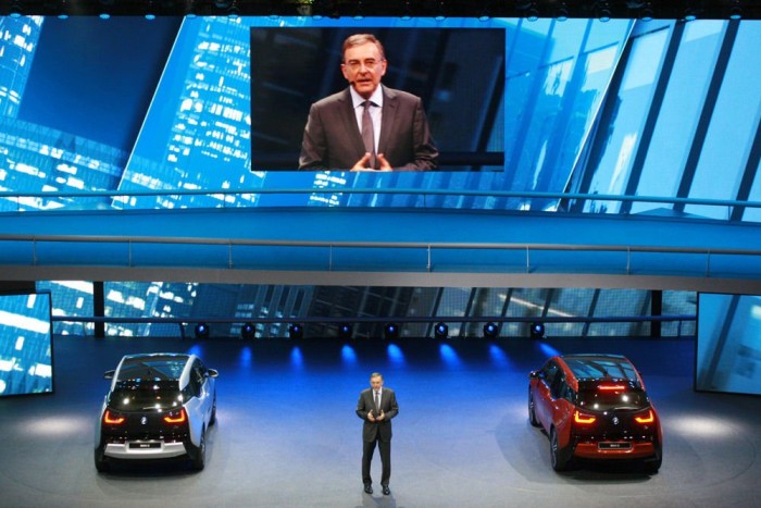 A BMW sem mehet tutira az i3-mal 3 Sokak szemében az a prémium, ami fenntartható és kevésbé környezetszennyező. A füstölő autókkal soha meg nyerhető ügyfeleknek készül az i3. "Az autó a jövőnek szól" - hangsúlyozta tegnap este Norbert Reithofer, a BMW igazgatótanácsának elnöke