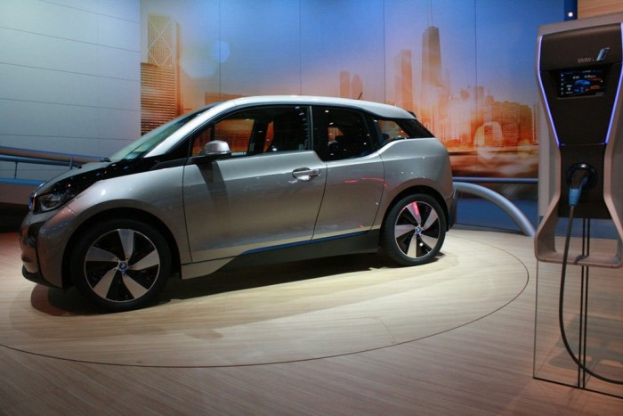 A BMW sem mehet tutira az i3-mal 5 Hiába a hightech karosszéria, az akkuk kémiáját a BMW sem tudja megtrükközni. A kisautó 1,2 tonnás és jó esetben csak 160 kilométert megy el, ára viszont egy szép 3-as felett van