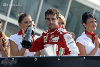 F1: Hajnalban pisiltették Alonsóékat