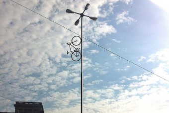 Szobrot kaptak a balesetben meghalt biciklisek