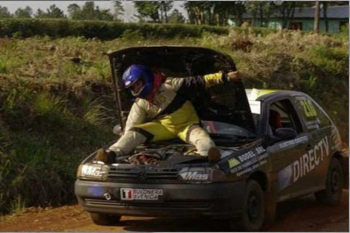A hős navigátor ráült a motorra