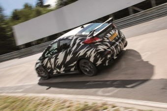 Célegyenesben a Honda utcai versenygépe