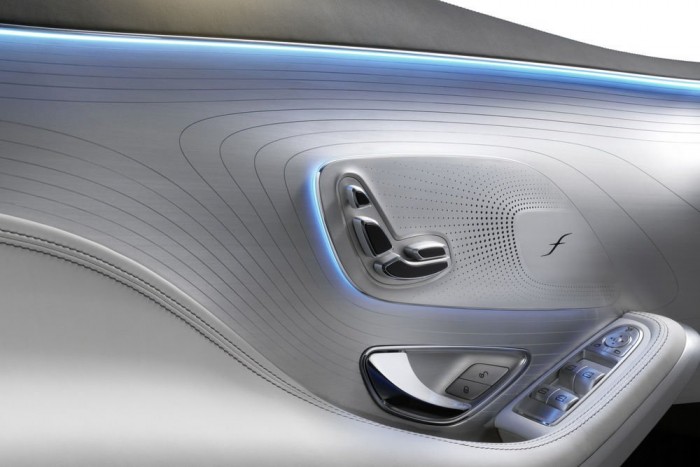 Az alumínium ajtópanelbe a térképek szintvonalát idéző mintázatot martak; ezek mintáját, akárcsak a hangszórók rácsozatát, bonyolult matematikai számítások alapján határozták meg. 
