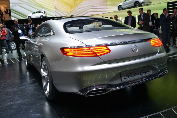 Vezetőtámogató rendszerek: 50 méterre ellátó sztereo kamerapár háromdimenziós képet rajzol az autó környezetéről, a radar 500 méterig figyel Az S-osztályból ismert útminőség-felügyeleti rendszer itt is működik, valós időben igazítja a futóművet az útminőséghez 
