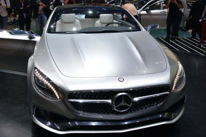 A Concept S-Class Coupé motorja akár hibrid is lehetett volna, de nem: a 4.7 V8 Biturbo erőforrás 455 lóerőt és 700 Nm nyomatékot mozgósít, 
