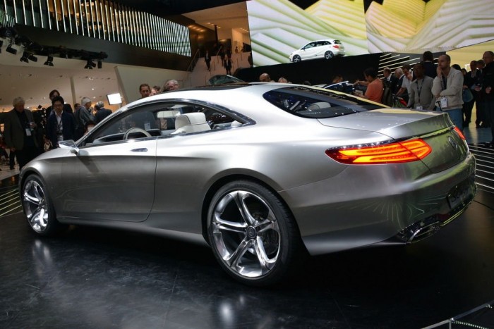 Az oldalablakok keret nélküliek, ami újfent hagyományos megoldásnak számít. A beltérben egyszerű formák és színek fogadnak. 
