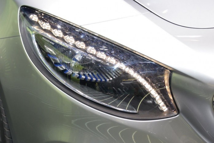 A fényszórók természetesen diódás rendszerűek, a LED-sor immár gyöngyfüzérként futja körbe a hagyományos lámpaházat. 
