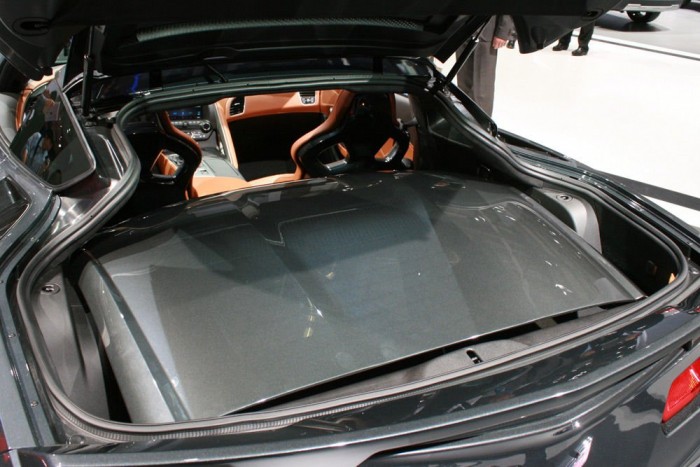 Minden C7 kupé targatetős. A kivett tetőelemek helye a csomagtartóban van