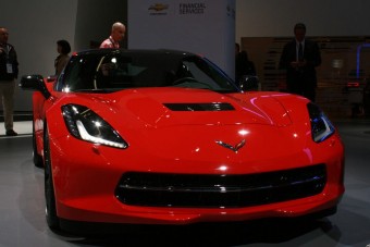 Képzett szépség Amerika Ferrarija mellett