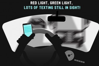 Rengeteg autós nyomogatja a mobilt vezetés közben