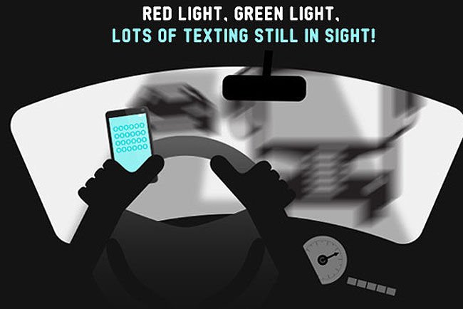 Rengeteg autós nyomogatja a mobilt vezetés közben