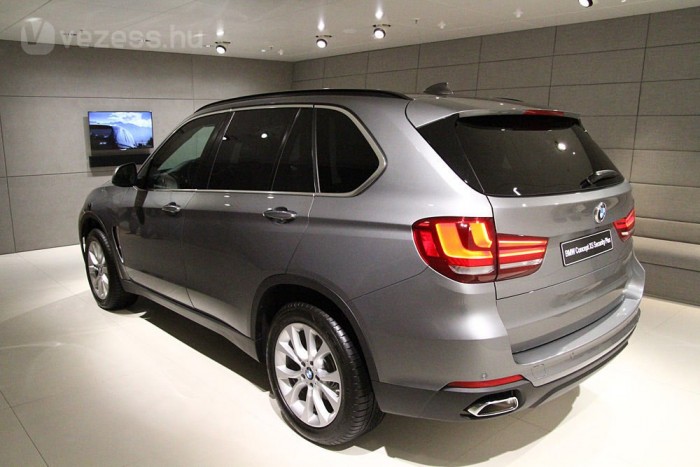 Páncélautó páncélteremben 
