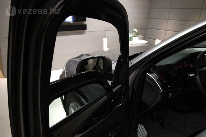 Az autós büfében persze rögtön kiderülne a turpisság, az ablaküveg vastagabb, mint egy átlagos kisautó tetőoszlopa 
