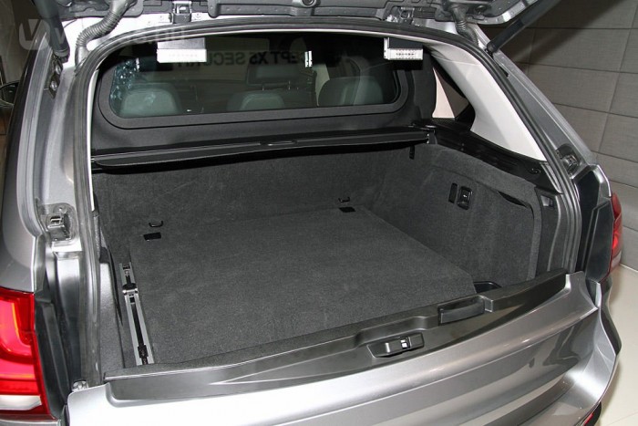 Dupla hátfal: mintha szedán volna, úgy alakították ki a BMW belső terét. Felnyitott hátfal mellett is lőhetnek bátran, az utasokat nem éri a golyó (legalábbis a szabvány szerint) 
