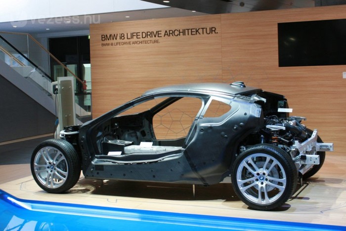 BMW-sportautó, 2,5 literes fogyasztással 2 A benzines és az elektromos motor, a hibridakkumulátor, a teljesítmény-szabályzó elektronika, a futómű az alumínium Drive-modulban van. Felette van a 2+2 üléses utascella, amely szénszál erősítésű műanyagból készül. Az orrban a hajtó villanymotorhoz kétfokozatú váltó kapcsolódik. A 250-es végsebesség miatt nem volt elég a normál elektromos autók egyfokozatú áttétele