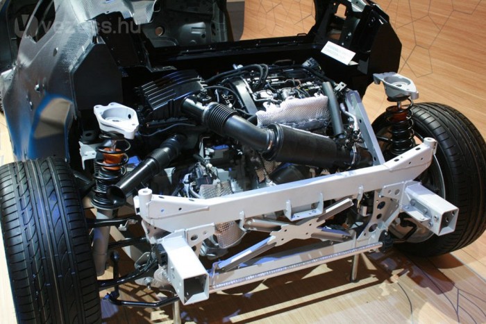BMW-sportautó, 2,5 literes fogyasztással 4 231 lóerős az 1,5 literes, háromhengeres benzines turbómotor. Maximális nyomatéka 320 Nm. Hangjából bizonyos frekvenciákat felerősít illetve művi hangokkal dúsít a hangrendszer, hogy szebben szóljon. Az elektromos motor az orrban 131 lóerős, 250 Nm-rel