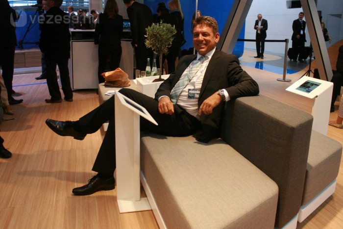 BMW-sportautó, 2,5 literes fogyasztással 7 | Vezess Dr. Carsten Breitfeld a BMW i8 projekt főnöke. A Frankfurti Autószalonon válaszolt kérdéseinkre