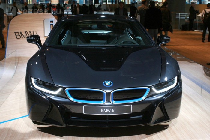 BMW-sportautó, 2,5 literes fogyasztással 6 4,5 s alatt gyorsul százra, 250 km/óra a legnagyobb sebessége, leszabályozással. Nagyobb végsebességhez nehezebb fék, futómű és más kerék kellett volna, ami rontaná a fogyasztást