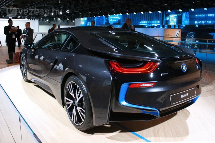 BMW-sportautó, 2,5 literes fogyasztással 5 Csak a konnektorról újratölthető akkuk erejével és a 131 lóerős villanymotorral 120 km/óra a maximális sebesség, az autó hatótávja 35 km. Az i8 hibridként is működik, mindkét erőforrásával