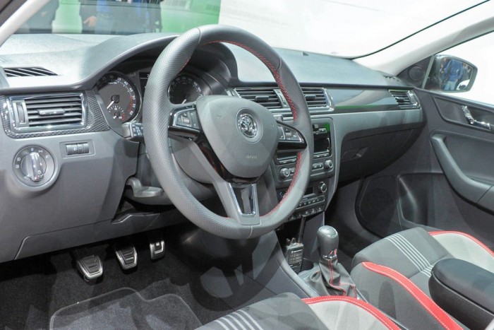 Rapid Térfar, a családi Škoda 5 Elegance kivitelű autókat láttunk a standon. Az egyszerűbb modellek belső tere sokkal komorabb lehet
