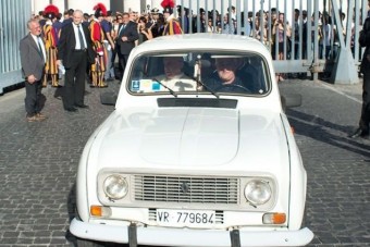 Öreg csotrogánnyal robog Ferenc pápa