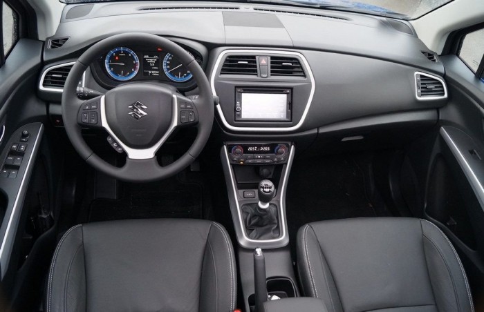 Elöl temérdek a hely, hátul az üvegtető alatt 180 centi felett kicsit szűk a fejtér