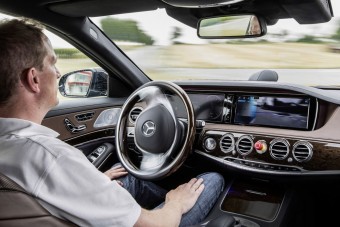 Robotautóval az automobil bölcsőjéhez