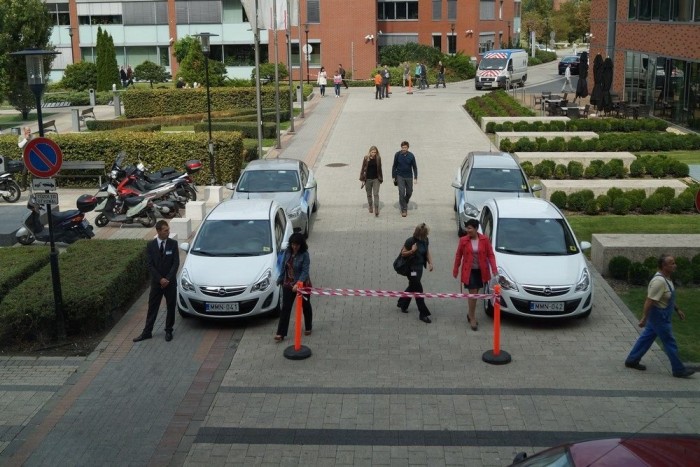 Autó, amibe tényleg csak tankolni kell és menni vele 2 Dobjuk el a saját autónkat és használjuk közös Opeleket, mondja az Avalon. A rendszer átgondoltnak tűnik, de hogy anyagilag megéri-e, az nagyon az egyéni igényektől függ