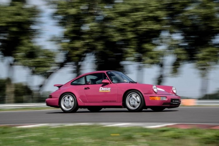 A megvilágosodást hozó gyötrelmes gyönyör 7 | Vezess Pályán a Rubystone Red Porsche 911 (964) RS. Nem gondoltam, hogy szerelembe esek, de megtörtént!