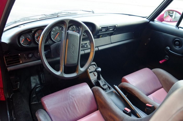 A megvilágosodást hozó gyötrelmes gyönyör 4 A bestia belseje, klasszikus Porsche műszeregység, szűk kardán-alagút, és két, némi szövettel bélelt fürdetőkád ülések helyett