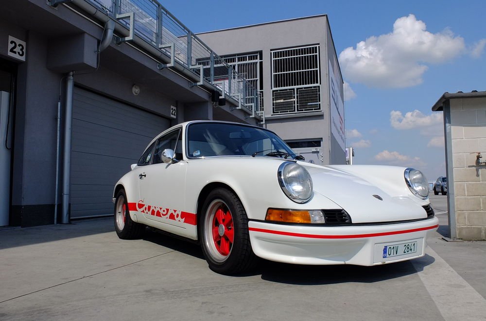 Egyesek szerint a valaha volt legjobb 911-es, a Carrera 2.7 RS, ami sajnos már túl értékes ahhoz, hogy tudásához méltó életet éljen, ez a típus már tényleg múzeumlakó