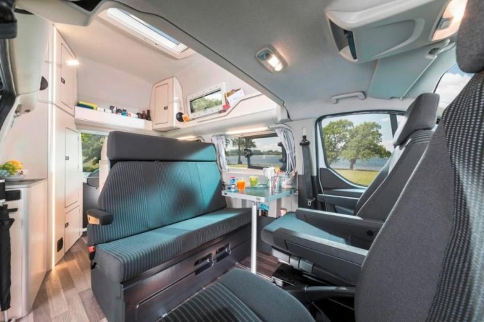 A hátsó üléspadból ágy hajtható ki, de az autó tetején is van hálókabin 