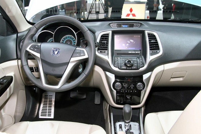 Miért büdösek a kínai autók? 9 | Vezess A szemben lévő Mitsubishi stand elég szegényes