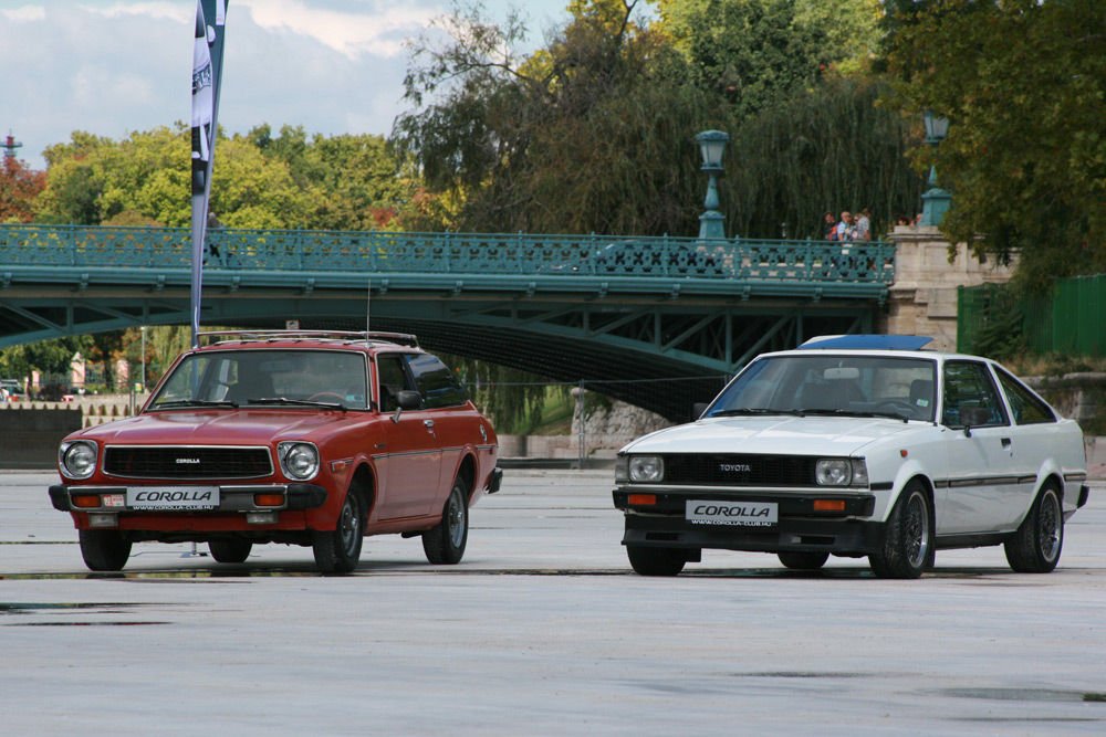 1974-ben debütált a harmadik generáció. Az E30 (balra) nagyobb, gömbölydedebb és nehezebb elődeinél