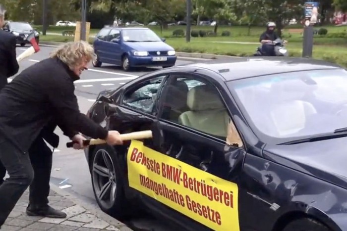 Baltával verte szét saját autóját 5