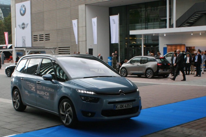 Dízel, hibrid vagy oldtimer? 2 92 lóerős 1,6 e-HDi dízelmotorral gurultak a Grand C4 Picassók, amelyek világpremierje Frankfurtban volt. A francia egyterű mobil oázis a forgatagban