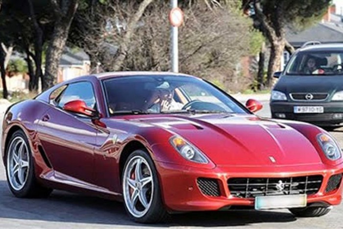 Mivel jár a világ legdrágább focistája? 12 | Vezess Mivel jár a világ legdrágább focistája? 12