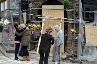 Autó csapódott a fodrászüzletbe, három halott