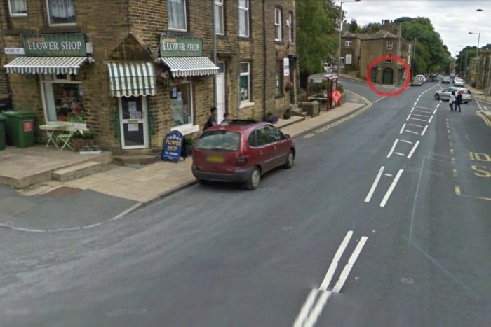 Autó csapódott a fodrászüzletbe, három halott 7 | Vezess Autó csapódott a fodrászüzletbe, három halott 7