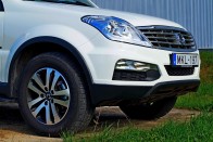 Automatával, 4x4-gyel nincs kilencmillió a Rexton. A hasonló méretű Land Cruiser Prado 12 millióról indul (igaz, 190 lóval), automatával 14 millió, minimum