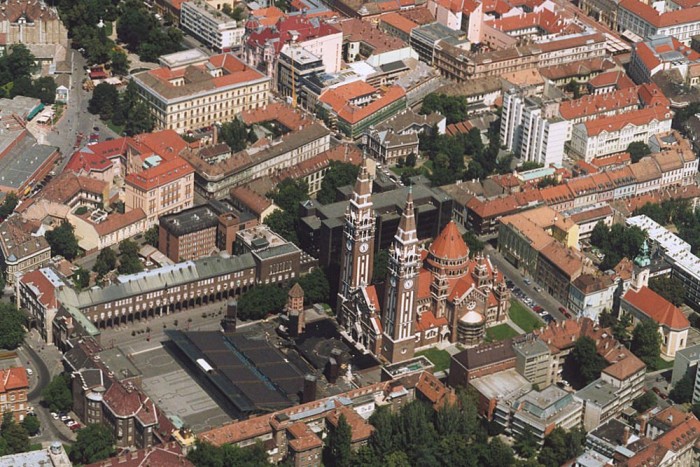 Top 10: Hol a legdrágább parkolni itthon? 6 2. 480 Ft/óra: Szeged. Csongrád megye központjában nem a díjszabás változik, hanem a parkolószelvény fejében leparkolható idő nő vagy csökken. A 480 forintos jeggyel a kiemelt övezetben egy órára hagyhatjuk ott az autót büntetésmentesen. Fotó: Wikipédia