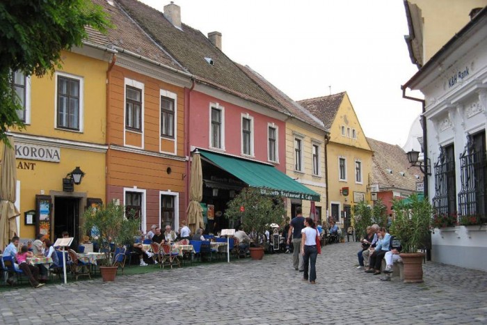 Top 10: Hol a legdrágább parkolni itthon? 2 8-10. 360 Ft /óra: Eger, Szentendre, Zalaegerszeg. Bár Egerben és Zalaegerszegen is ugyanekkora a legmagasabb tarifa, Szentendrén súlyosabb a helyzet. Nem az egész éves perkálás, hanem az időrend miatt: március 15. és október 31. között este nyolcig kell fizetni. Fotó: Magyar Turizmus Portál