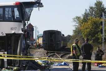 Ledarálta a vonat az emeletes busz elejét