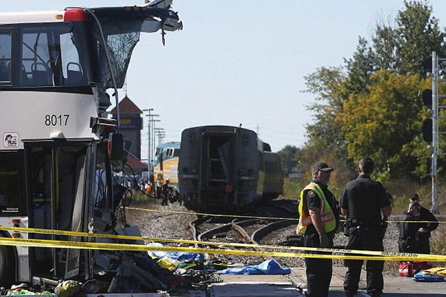 Ledarálta a vonat az emeletes busz elejét