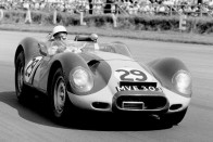 1958, Silverstone. A későbbi futamgyőztes Stirling Moss egy Lister-Jaguar volánjánál.