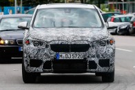 Most először sikerült lefényképezni a két év múlva érkező, új generációs BMW X1 prototípusát. Az autó az új Minivel közös padlólemezre épül.