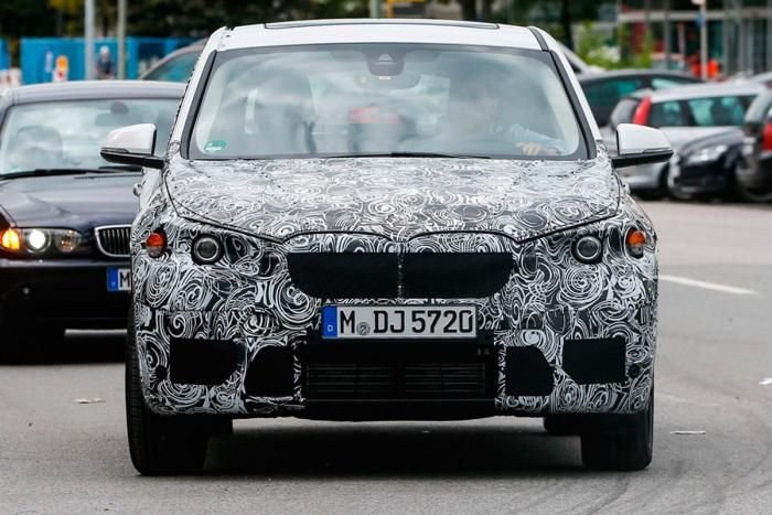 Most először sikerült lefényképezni a két év múlva érkező, új generációs BMW X1 prototípusát. Az autó az új Minivel közös padlólemezre épül.