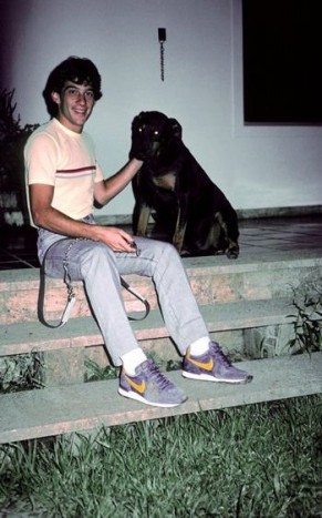 Hamilton kutyája igazi sztár! 6 | Vezess Ayrton Senna otthon, kutyájával. Viszont a lila Nike csuka se gyenge!